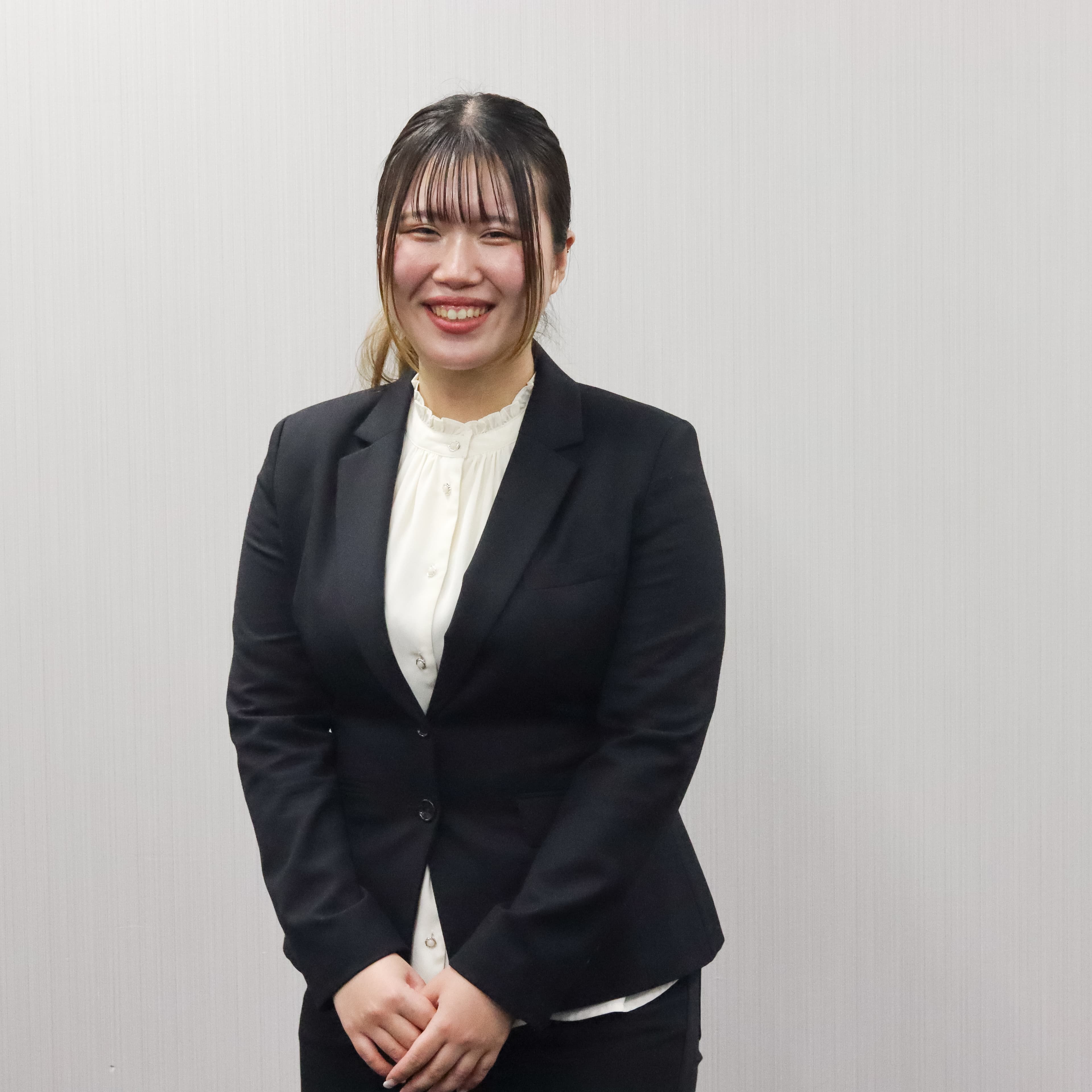 オフィスで協力し合うメンバー